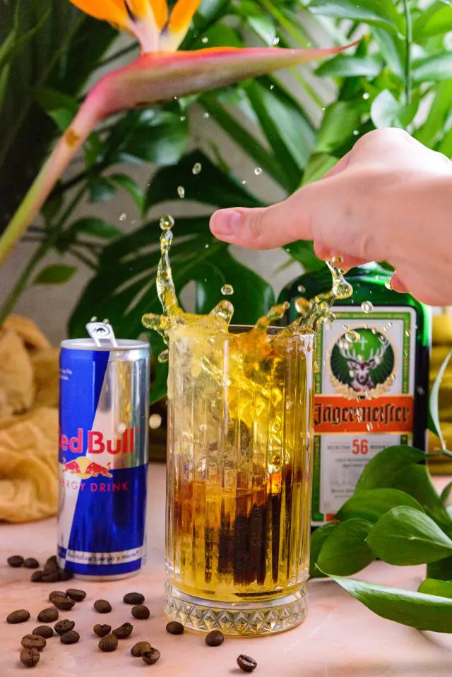 🧪 Experimento #06: A Colisão Cinética (Jägerbomb)